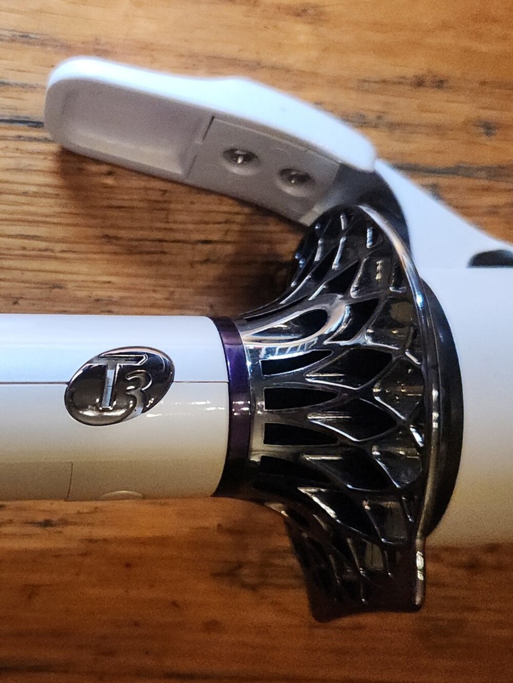 T3  BodyWaver 1.75" Styling Iron - Picture 4 of 6